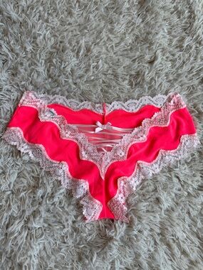 NWT VTG Victoria’s Secret Strappy Lace Back Cheeky SMALL